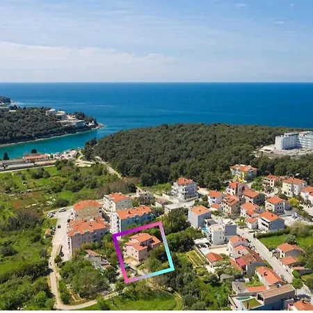 Tomas Near The Πούλα