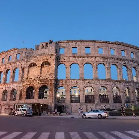 Tomas Near The 公寓